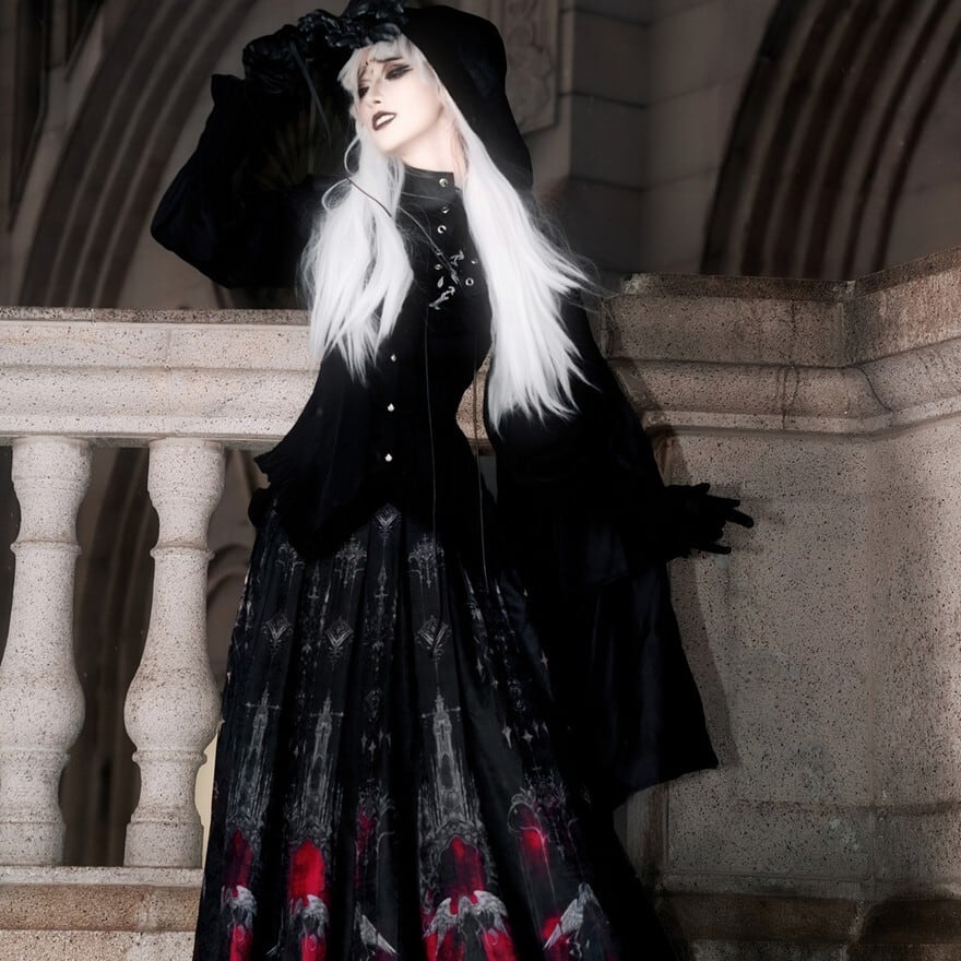 闇の大聖堂で祈りを捧げる。教会×十字架×薔薇が織りなす聖なるゴシック