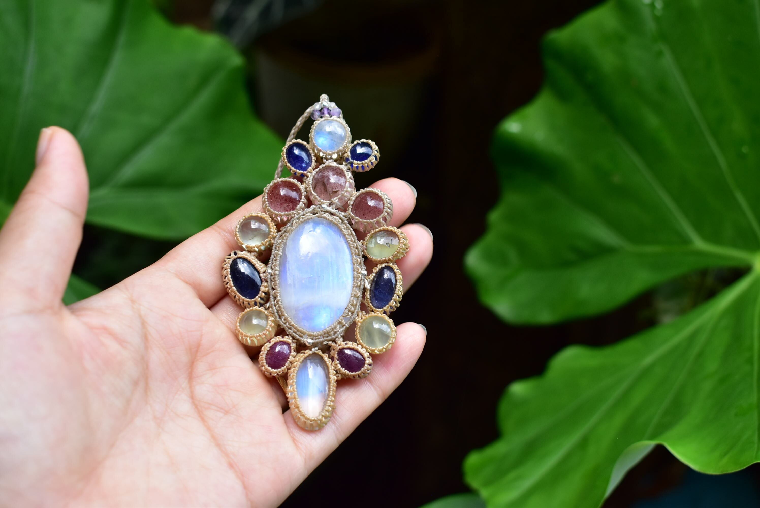 月の輝きと宝石★ムーンストーン マクラメペンダントmoon022