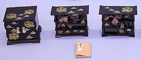高級溜塗 雪牡丹桜 カルタ三棚揃 (35号) | 株式会社 山本人形