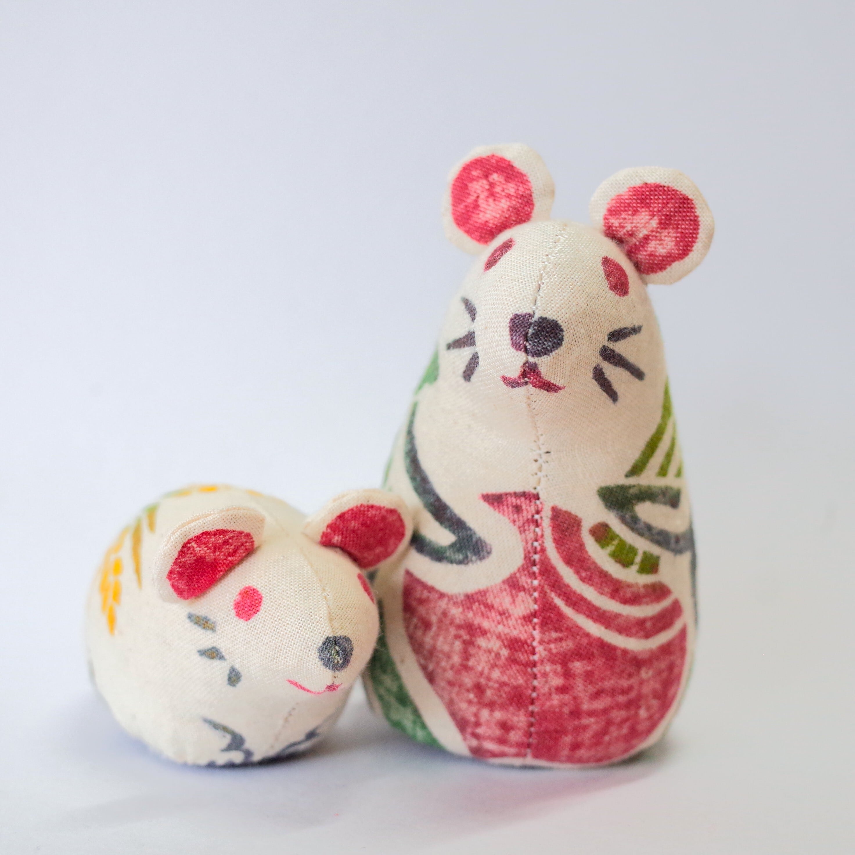 【haco_deco作品】ぬいぐるみ ネズミ マフラー＆赤ポシェット グラスアイ 子（ネズミ）干支 木版手染めぬいぐるみ | 真工藝