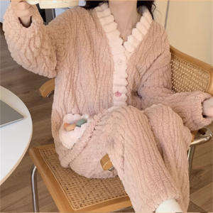 【送料無料】 ナイトウェア 上下セット 2点セット 6色 ロング マキシ 袖あり 長袖 Vネック 厚手生地　もこもこ ふわふわ 花 バイカラー 無地 冬 レディース 女性用 休日 普段使い ファッション スタイル 体型カバー 定番 プチプラ 着痩せ   ブルー グリーン グレー ベージュ ピンク パステルカラー ニュアンスカラー