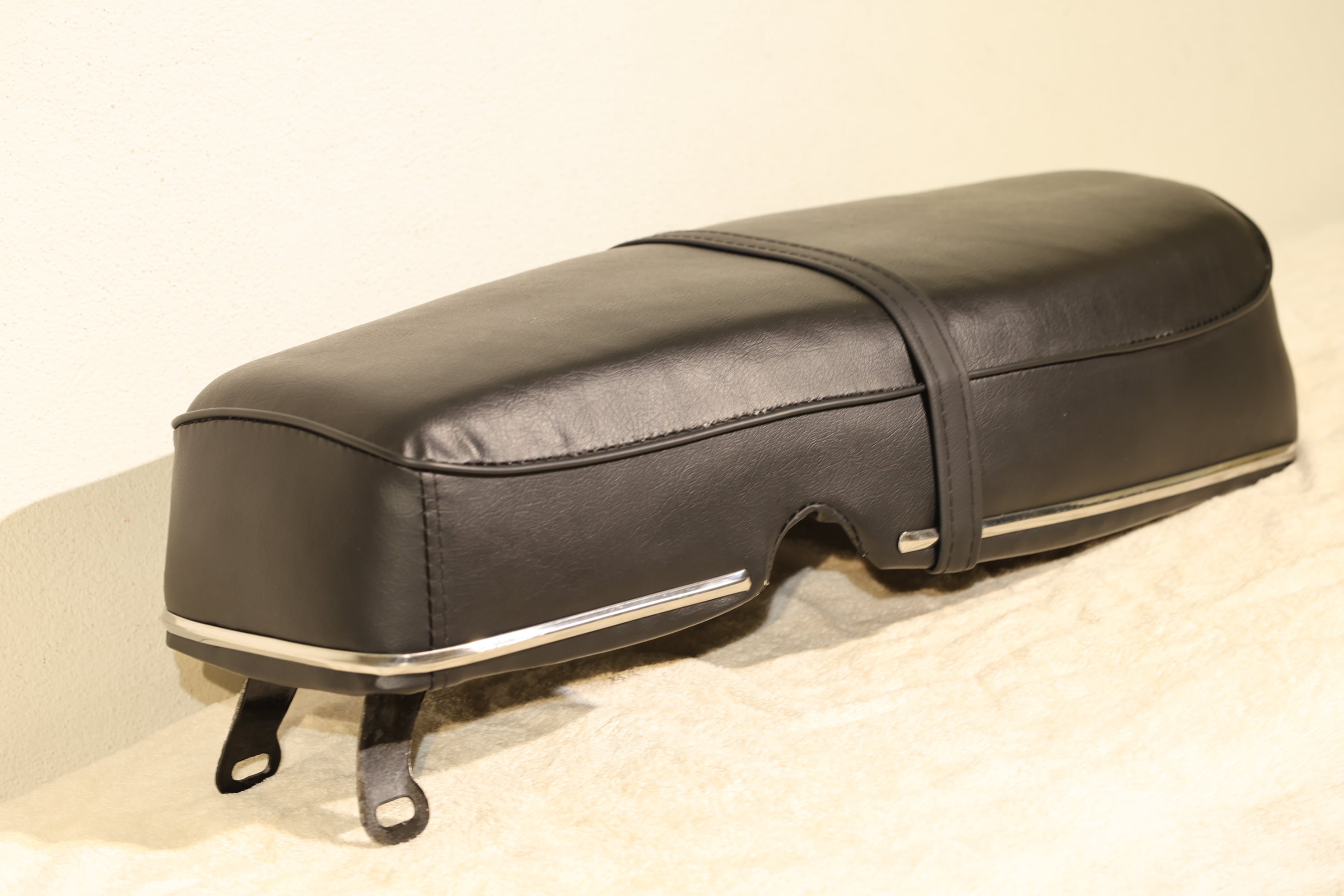 「K125(後期型・mk2/3/4) タンデム・シート(黒・ふち有り) 社外品」