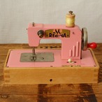ドイツ製 Regina ピンクの子供用　ヴィンテージ トイミシン　ピンク