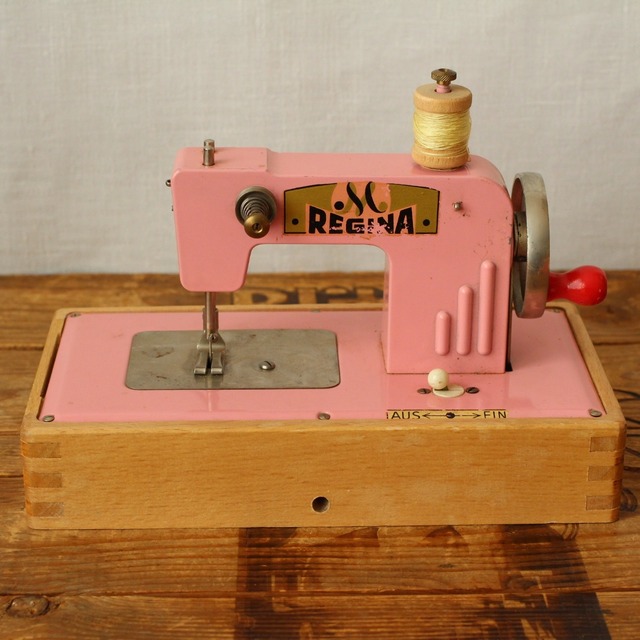 ドイツ製 Regina ピンクの子供用　ヴィンテージ トイミシン　赤