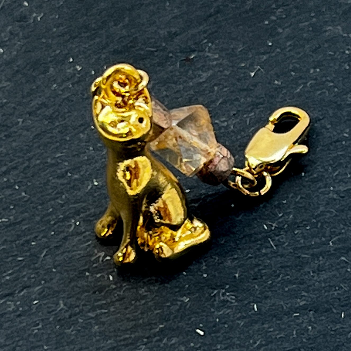 よく見ると猫シリーズ 立体猫の三角カットヴィンテージビーズチャーム