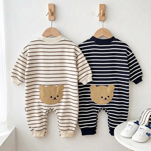 【BABY】クマ柄ボーダーロンパース