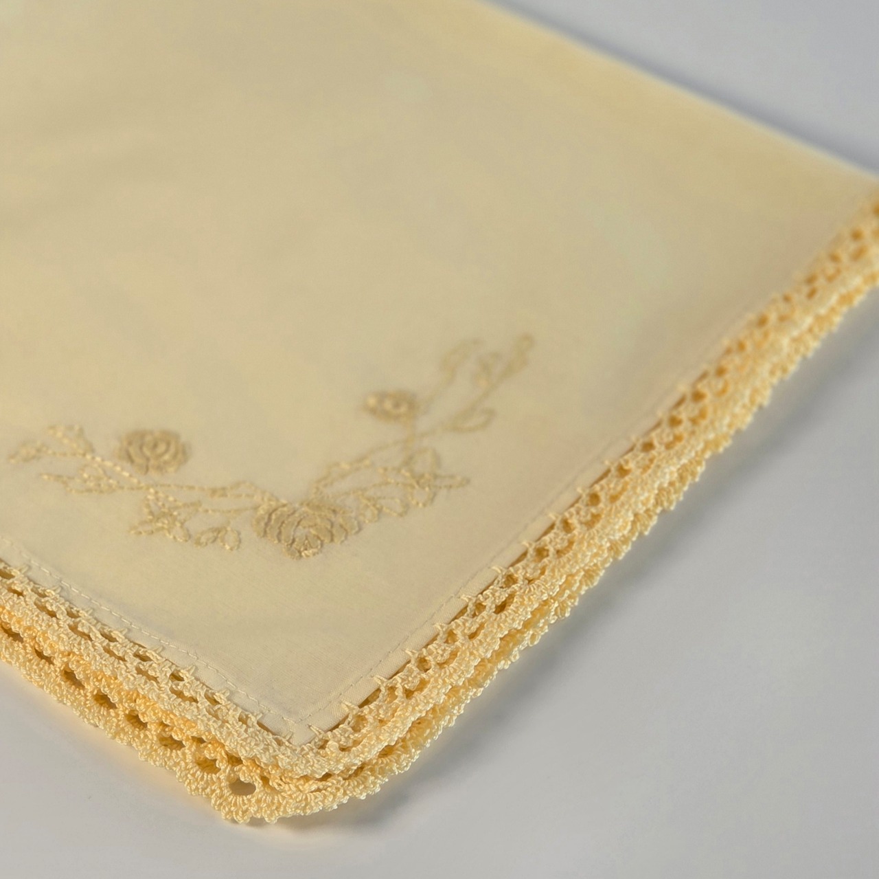 手刺繍ハンカチ　　クロシェの縁取り　クリーム×バターイエロー　