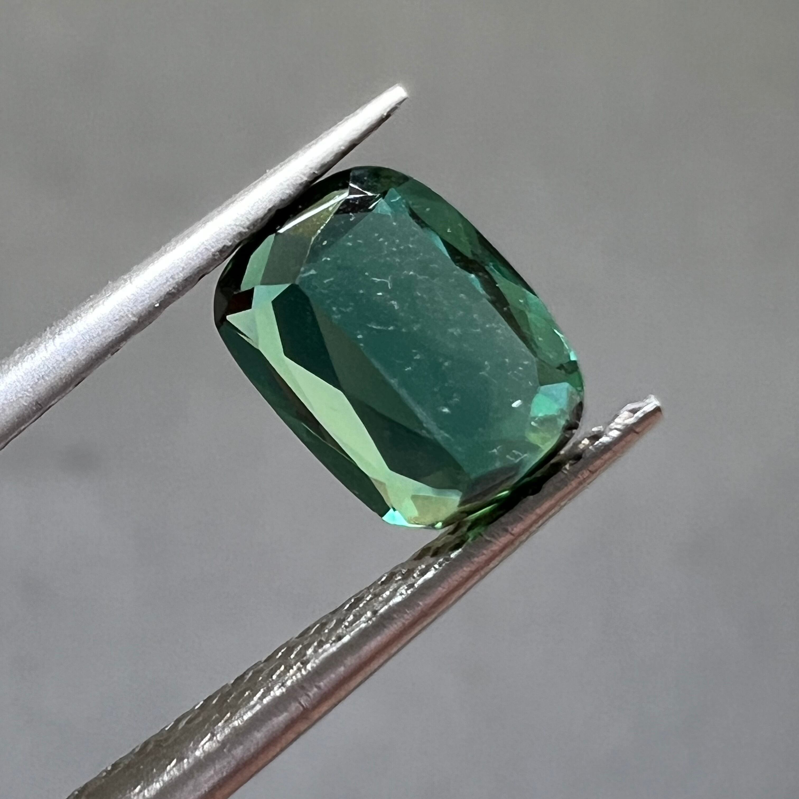 ブルーグリーントルマリン 0.94ct 6.88mm×5.22mm クッションカット