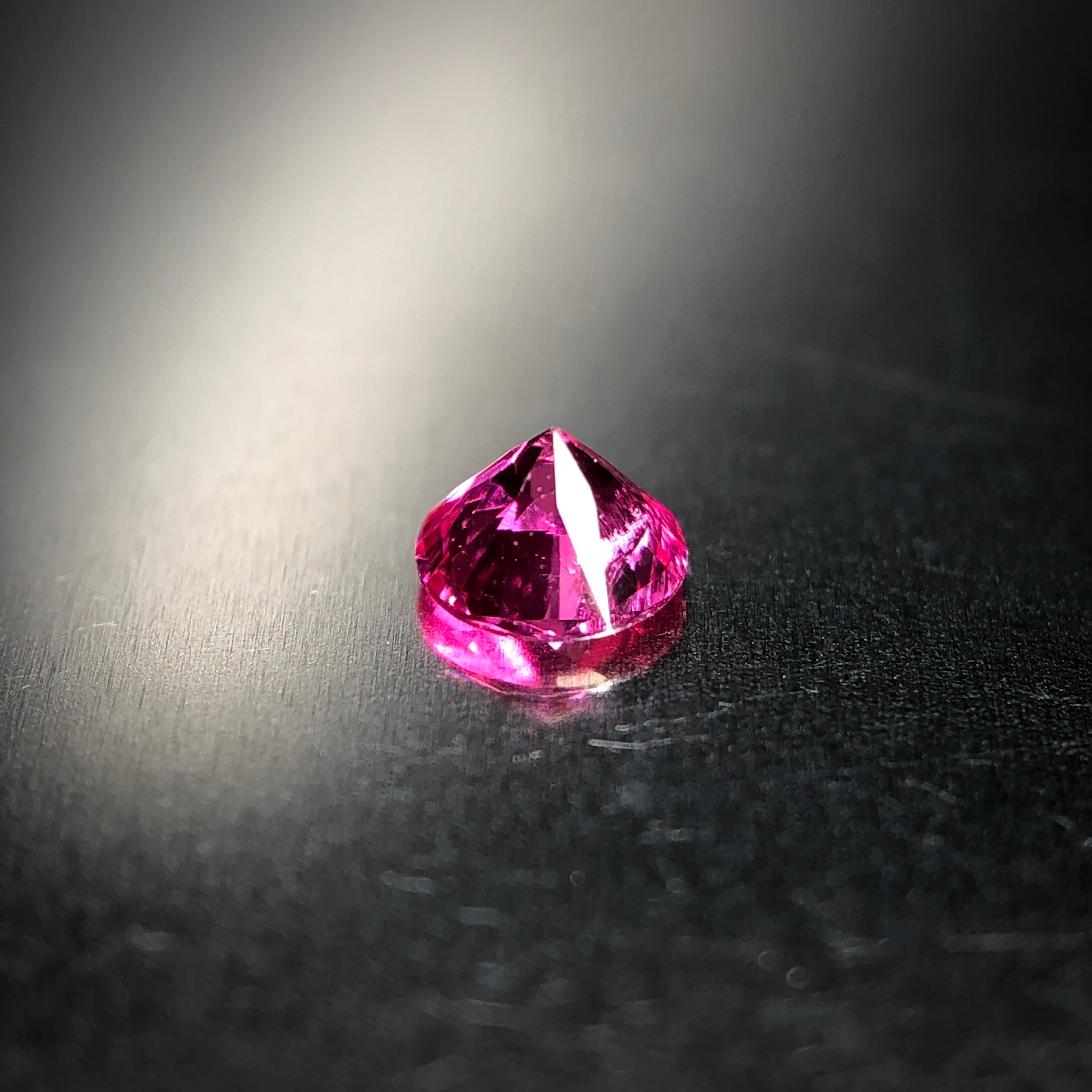 ネオン溢れるホットピンクカラー 0.13ct タンザニア産 天然 アヤナスピネル | Frederick’s Gems&Jewelry powered  by BASE