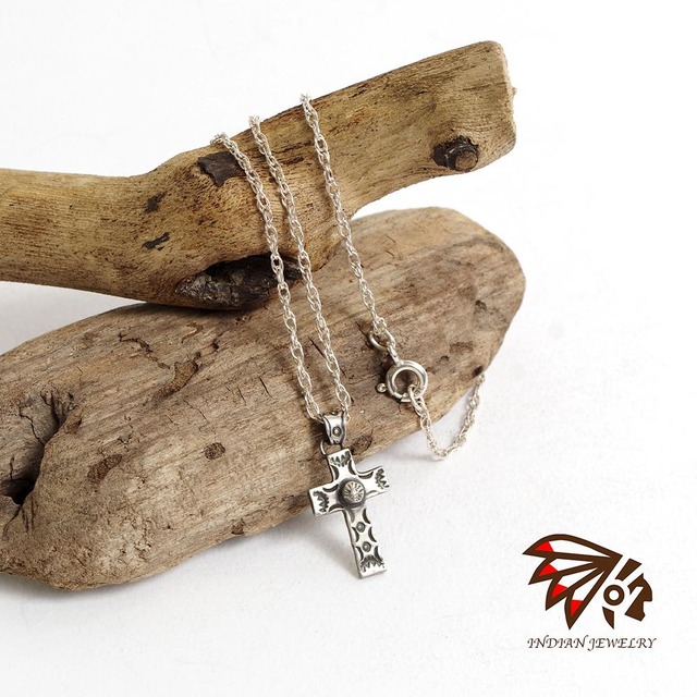 【INDIAN JEWELRY インディアンジュエリー】Navajo Stampwork cross pendant Virgil Begay ナバホ スタンプワーククロスペンダント ヴァージル・ビゲイ作