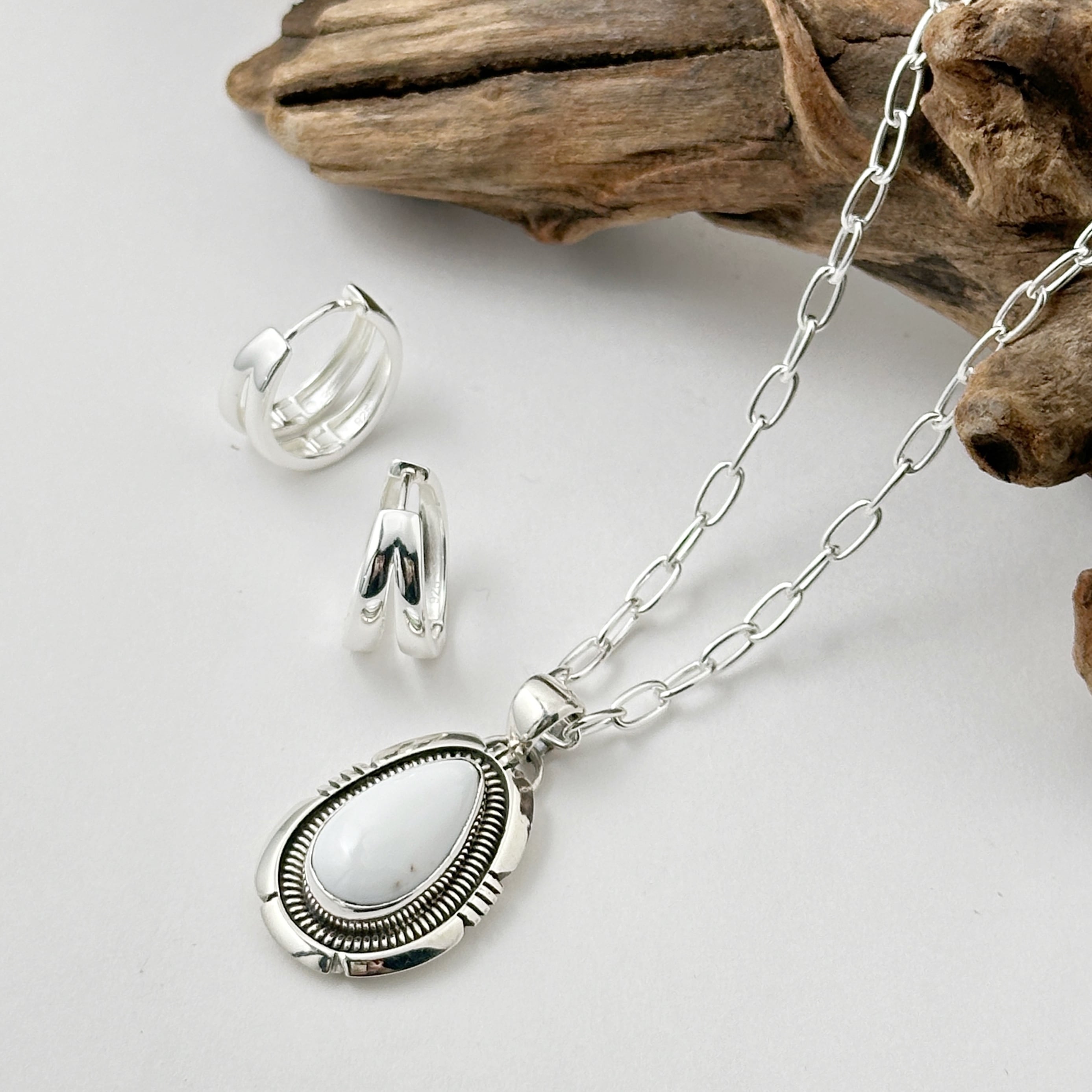 Indian Jewelry 》ホワイトバッファロー ドロップ型 L Indian Jewelry 》ホワイトバッファロー ドロップ型 L