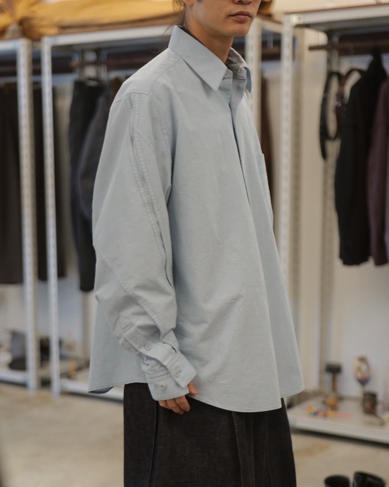 予約販売 | i’m here : - “TWIST” SLEEVE SHIRT ：Light Blue｜ツイストスリーブ／ダンガリー素材／立体袖／大幅袋縫い／カットラインの痕跡