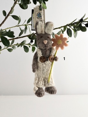 【SALE】 うさぎ イースター オーナメント 「グレイのパンツと花」 ウールフェルト / 【SALE】 Grey Bunny with Pants and Flower E?n Gry & Sif