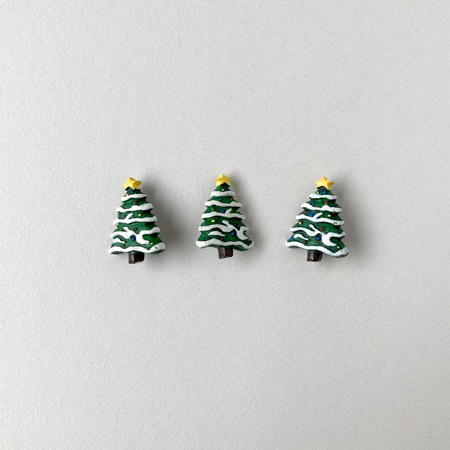 雪が積もったクリスマスツリーのフランスボタン（26mm） | Dua