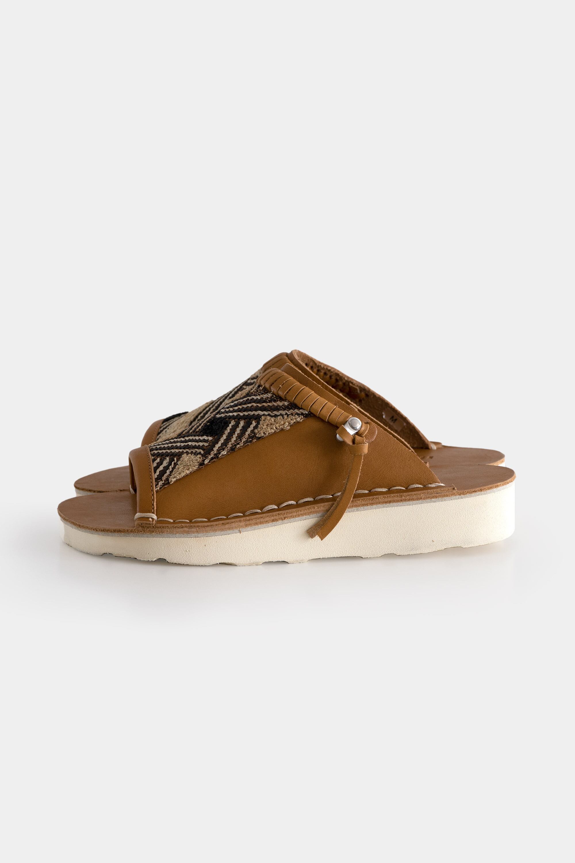 WONDER FULL LIFE - Kuba Sandal クバ布 サンダル Camel | ROUND ROBIN