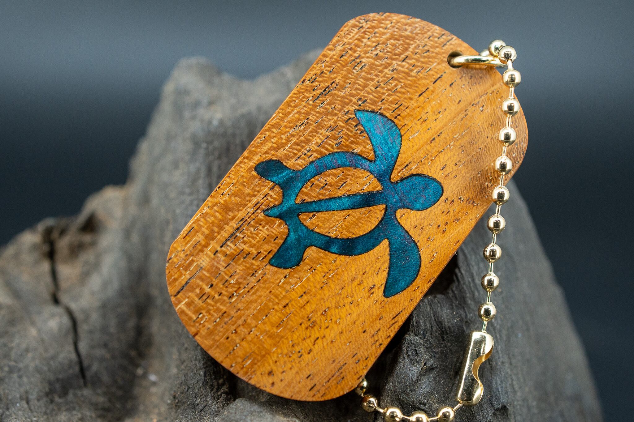 【イギリス家具を代表する銘木】 ホンジュラスマホガニー ドッグタグ 象嵌 浅瀬で泳ぐウミガメ