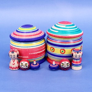 《 弥治郎系・上田康友 工人 》えじこ型入れ物　こけし・だるま・独楽（こま）入り