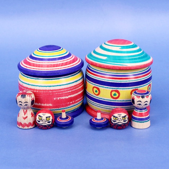 《 弥治郎系・上田康友 工人 》えじこ型入れ物　こけし・だるま・独楽（こま）入り