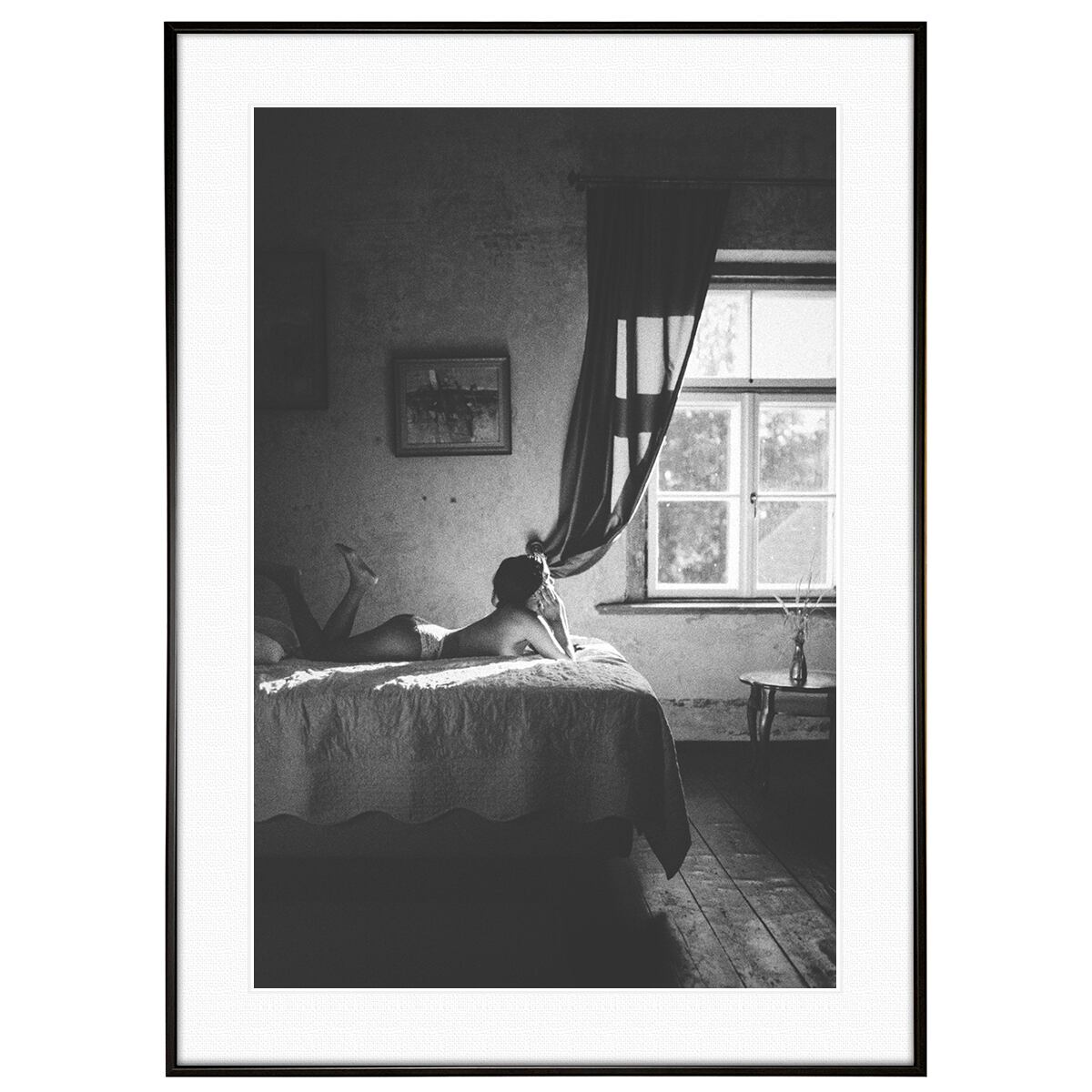 人物写真 ベッドでうつぶせになる女性 インテリアアート モノクロポスター額装 AS3681