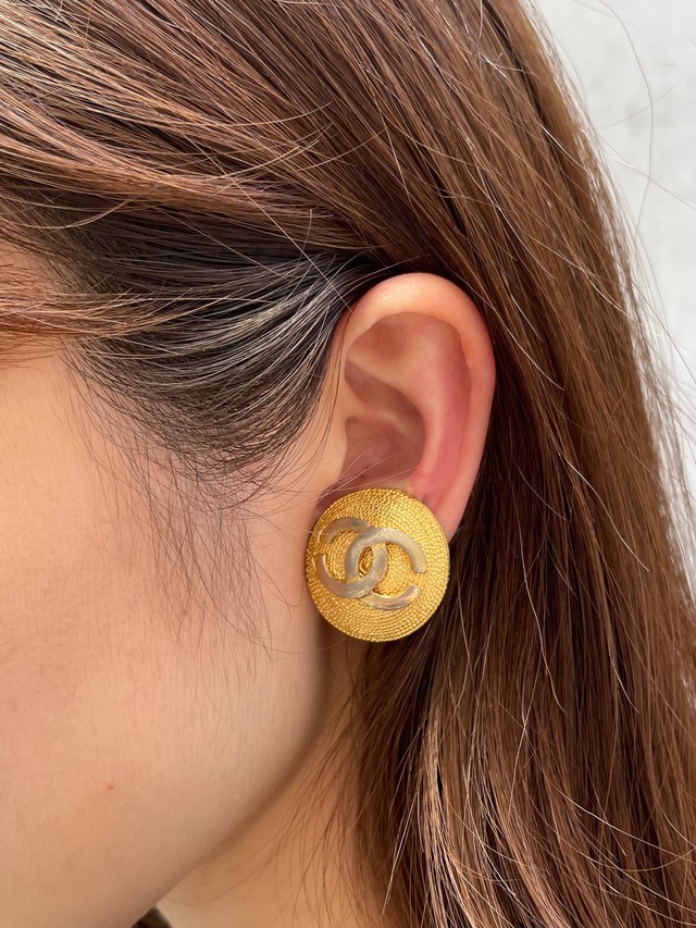 CHANEL / vintage design logo  earring.