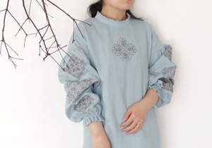 ソロチカ刺繍のリネンブラウス -light blue-