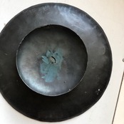 黒鉄のお皿 底台付 L 直径20cm