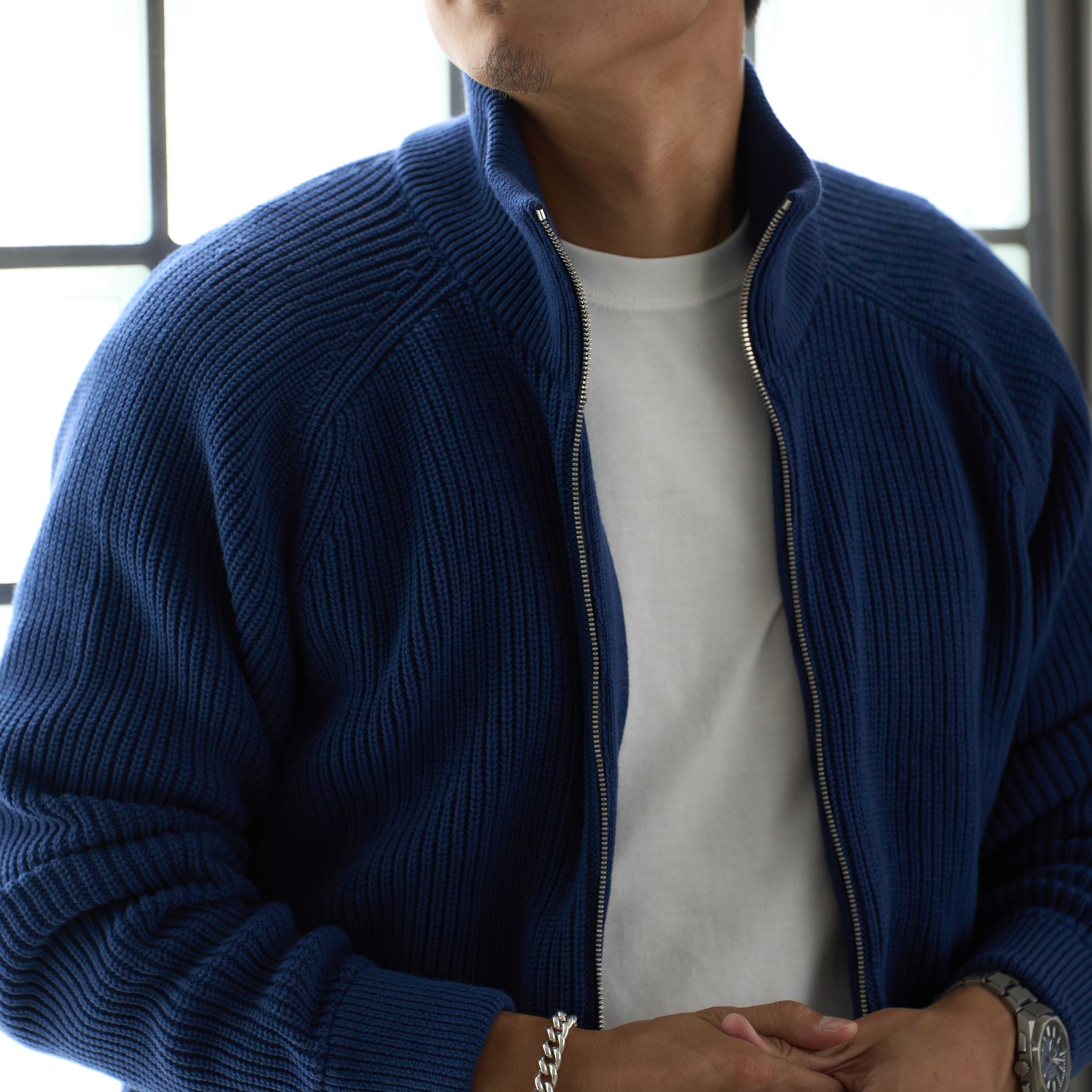 休日のOFFも、仕事のONも。大人の「ドライバーズニット」 | 「Japan