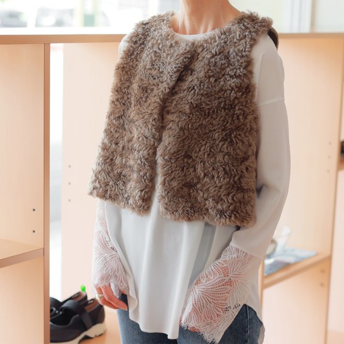 Munich (ミューニック)　カーリーエコファー×シープボア　リバーシブルジレ｜ 驚きの236g！超軽量リバーシブルで叶う大人の旬コーデ