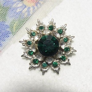 グリーンの花形ブローチ　アクセサリー卸値以下でセール　K2102B