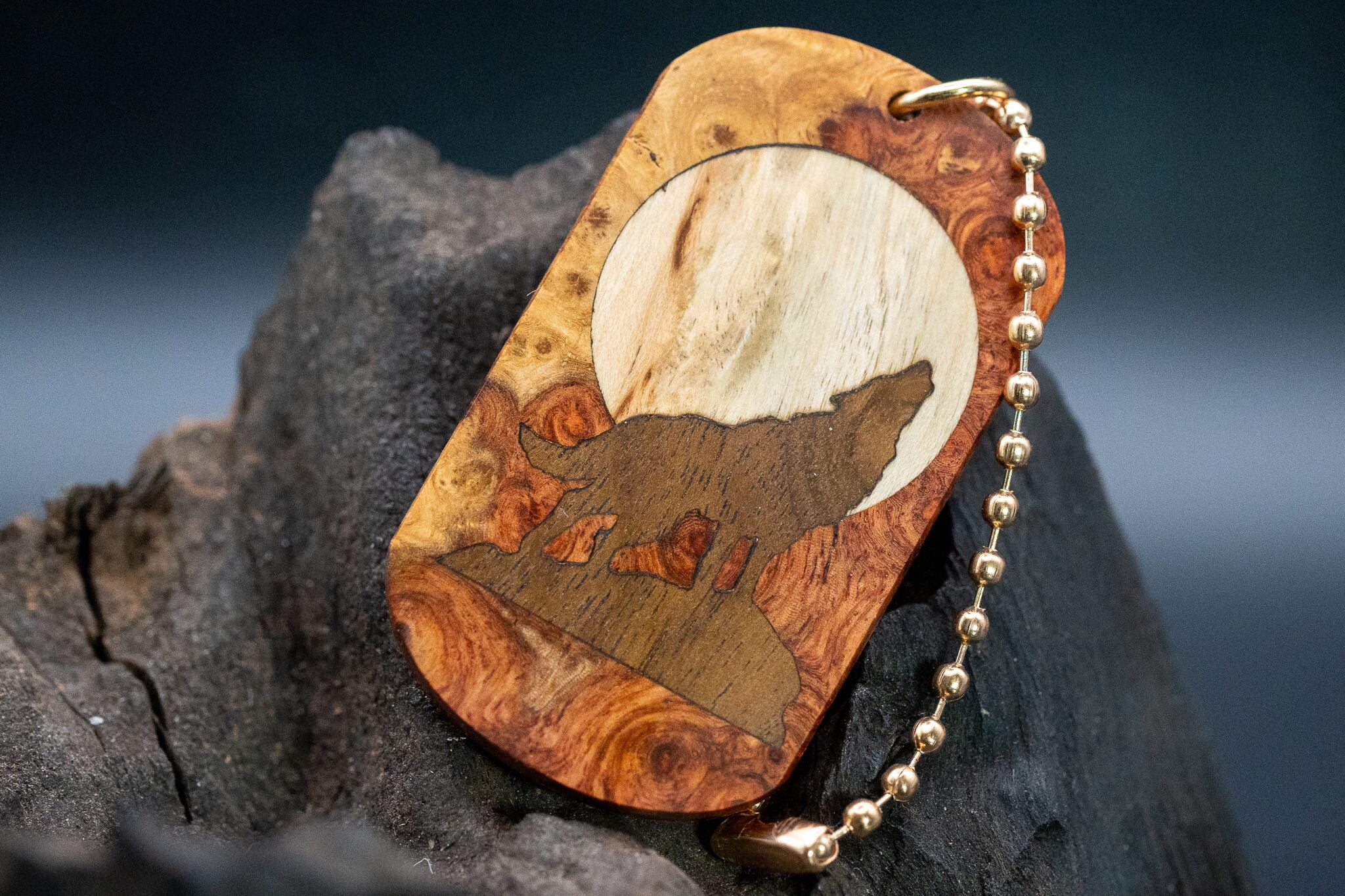 ※【朱色の銘木】 本花梨瘤 紅白 ドッグタグ 象嵌 月と狼