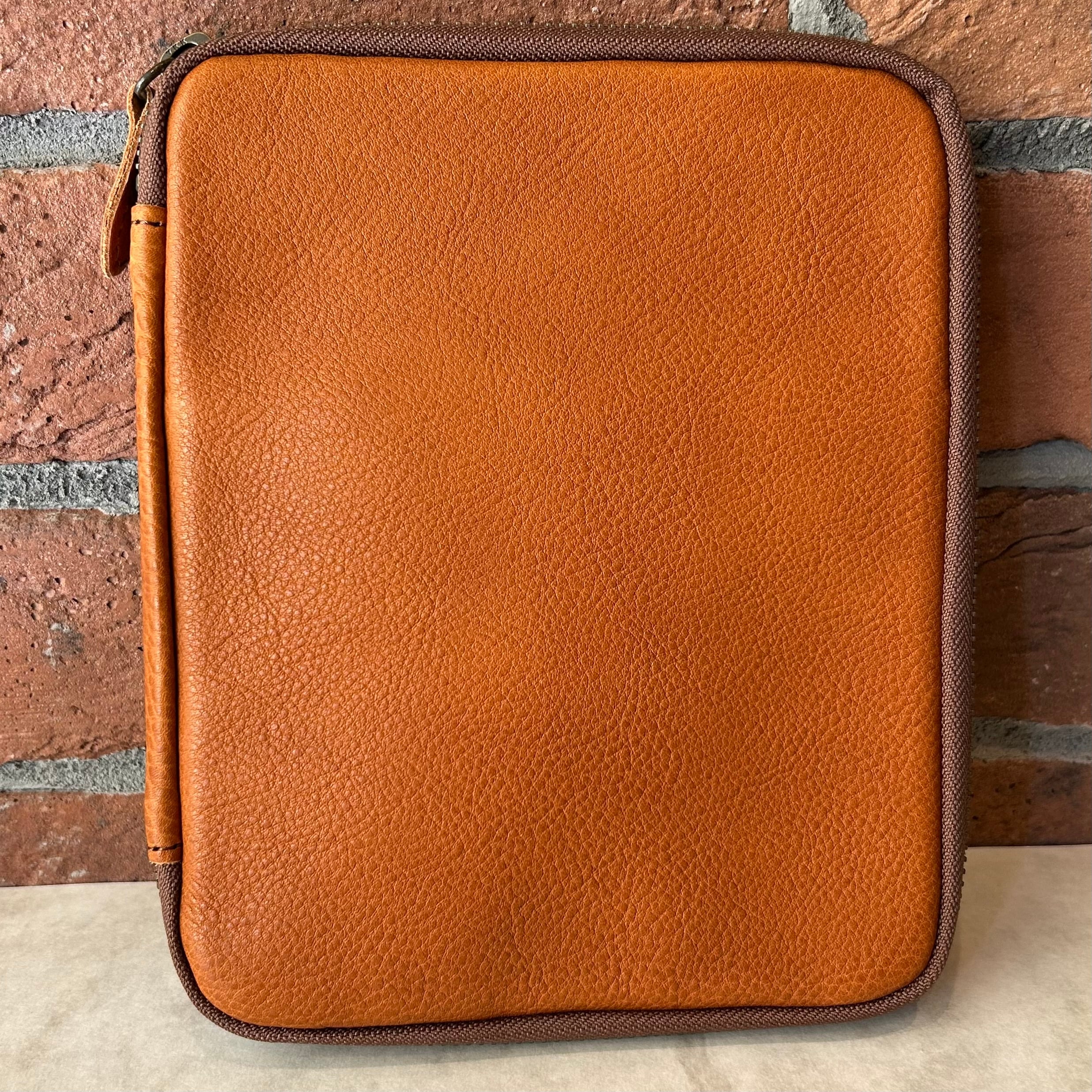 ＆Liebe「開くたび、ときめく 文具ポーチ（ぺブルヌメ革）」／5本差し