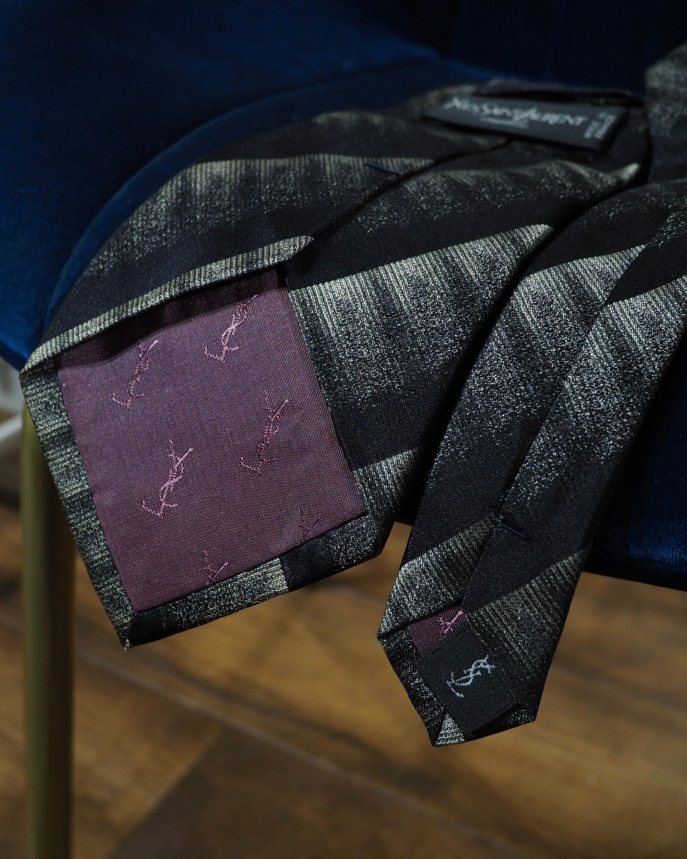 " YVES SAINT LAURENT " Black Mode Stripe pattern Vintage Silk Tie ( Made in France )