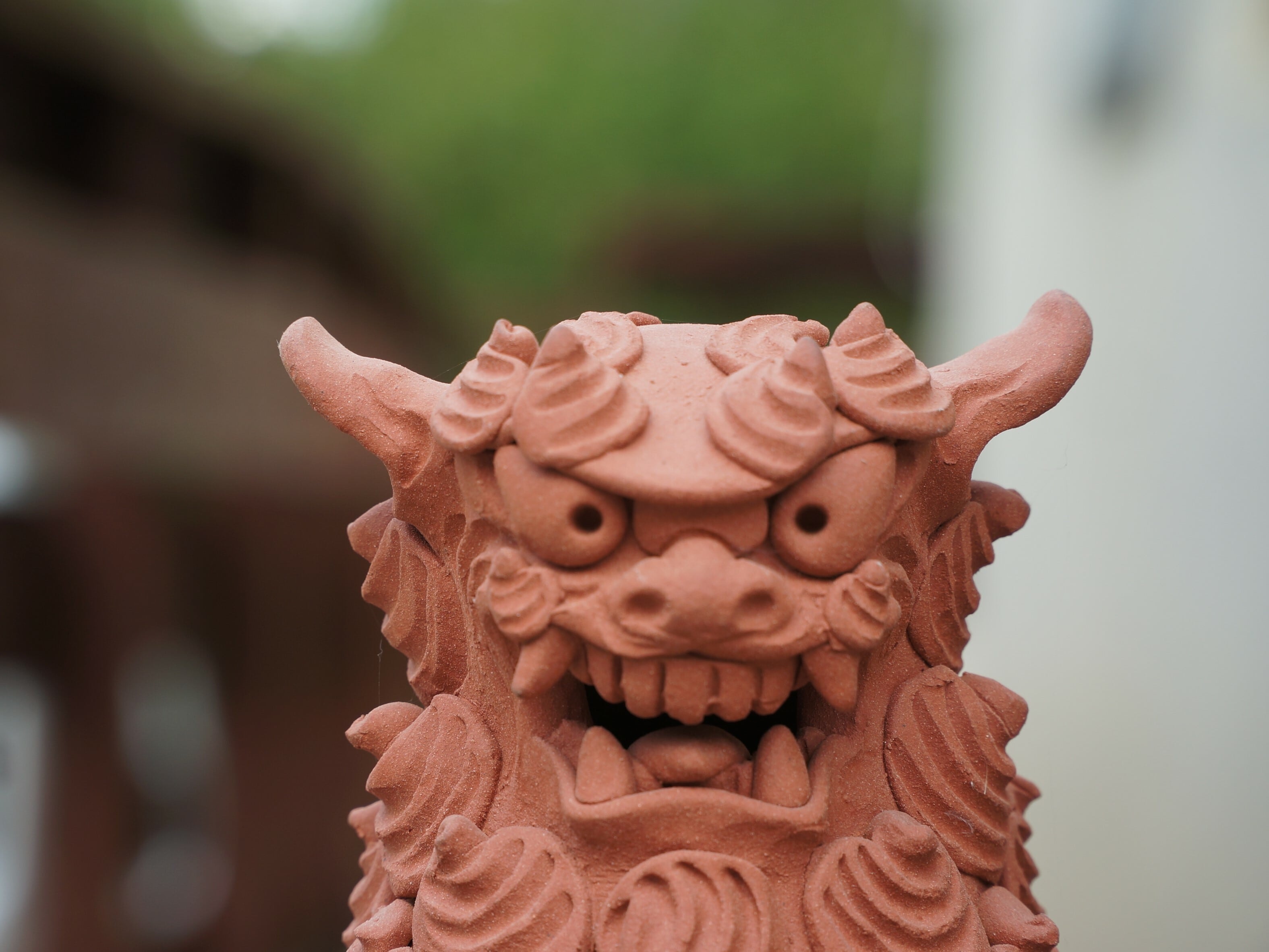 立ちシーサー（前） 【陶芸 JIN】 | 沖縄の工芸品 うぃーりきさん