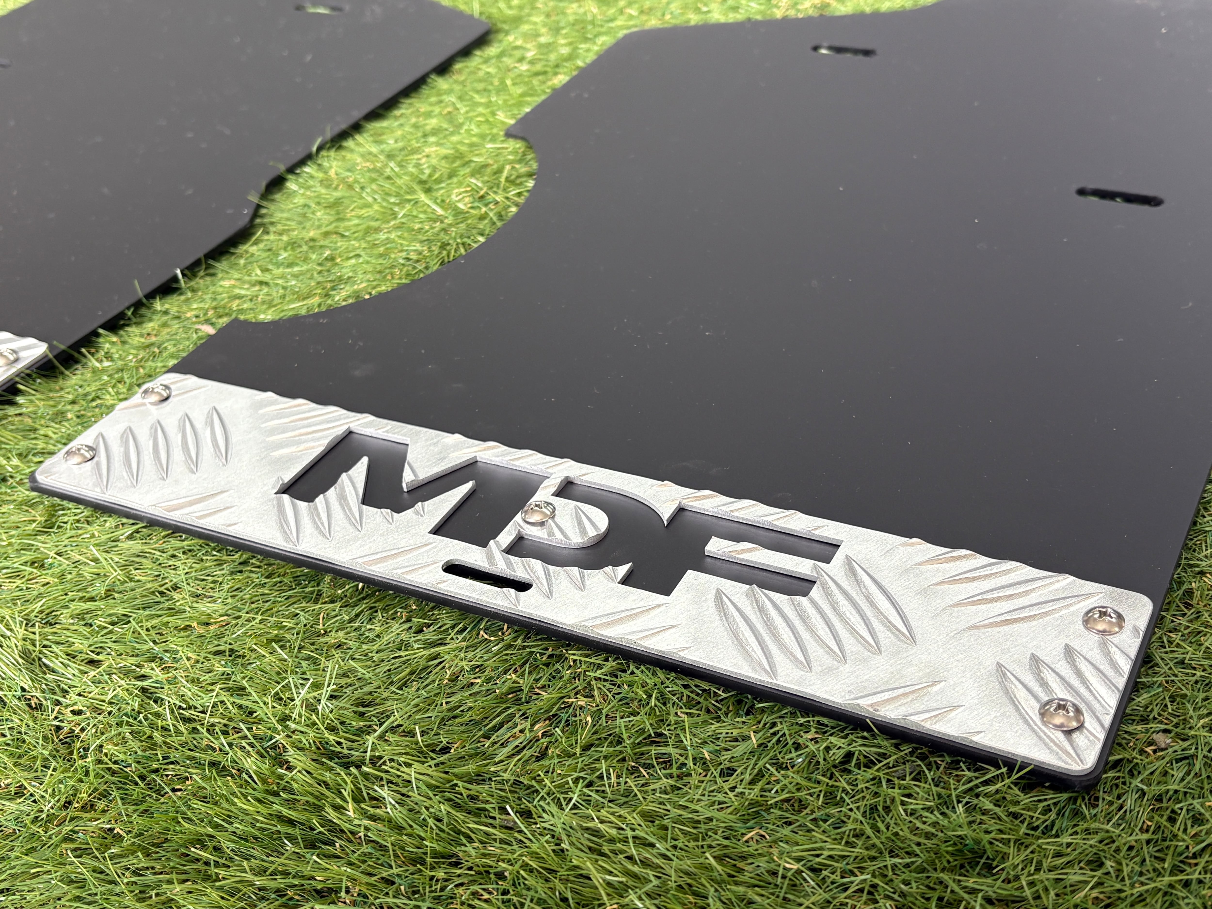 MDF 26型 デリカD:5専用オリジナルマッドフラップ（ブラック×シルバー