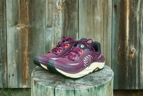 topo athletic（トポアスレチック）  ULTRAVENTURE5（ウルトラベンチャー5）　women's　Maroon/Tan