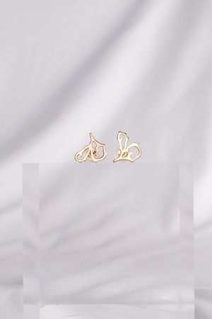 K18 Arabesque Leaf Studs Earrings - Peace  18金アラベスクリーフ スタッズピアス - ピース