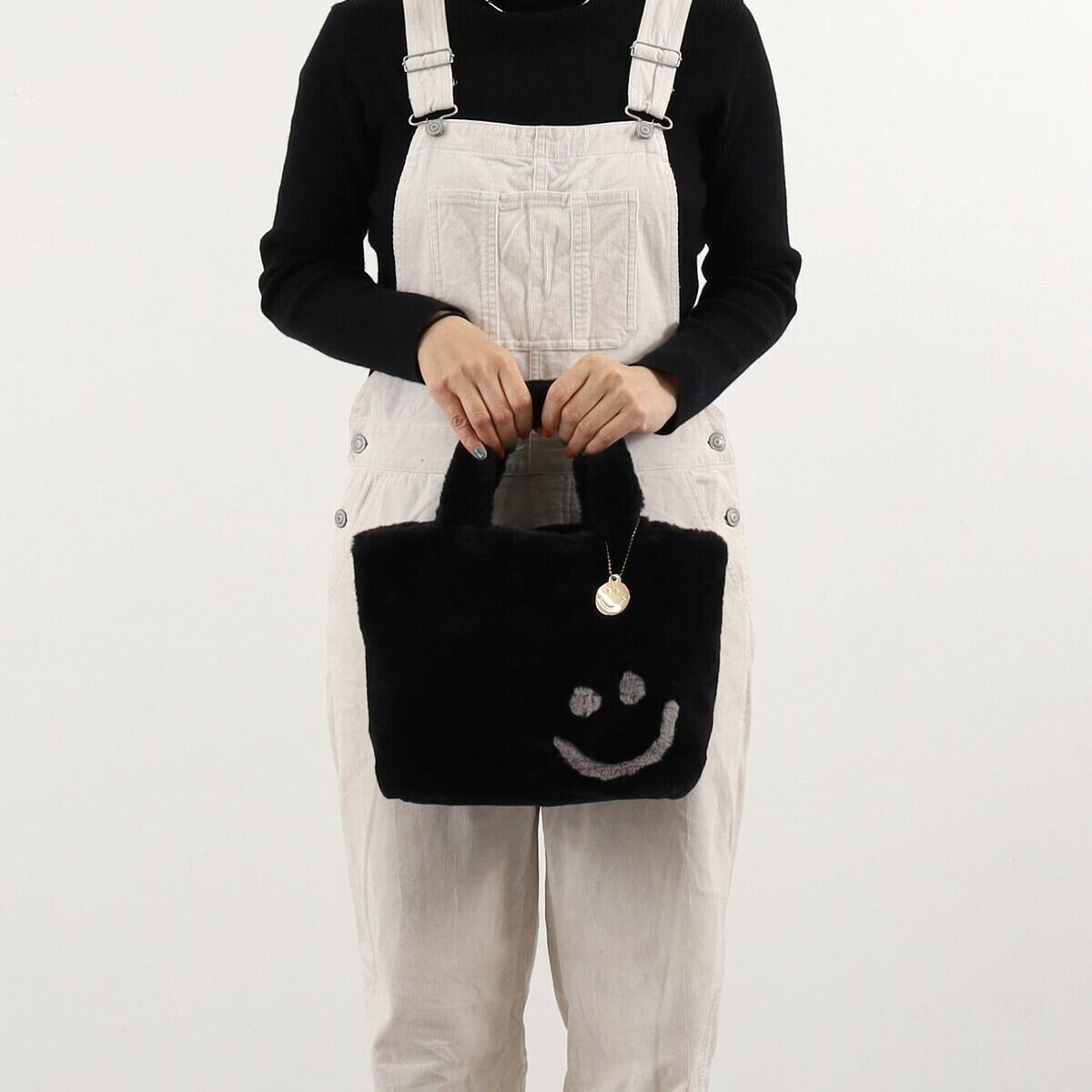 【クーコ COOCO】SMILEY ﾁｬｰﾑ付きｴｺﾌｧｰﾌｪｲｽﾄｰﾄﾊﾞｯｸﾞ ベージュ