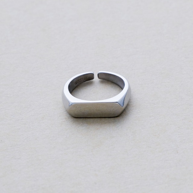 CAPSULE SIGNET RING