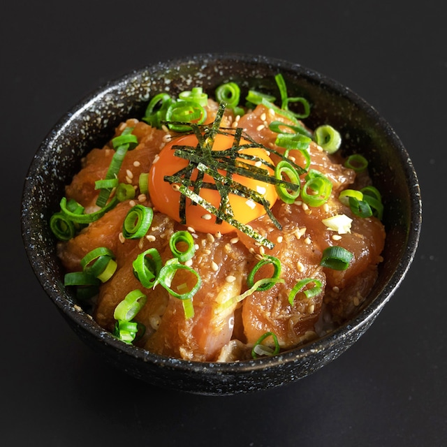 鶏刺し専門店のまかない飯　大摩桜の漬け刺し丼(冷凍）