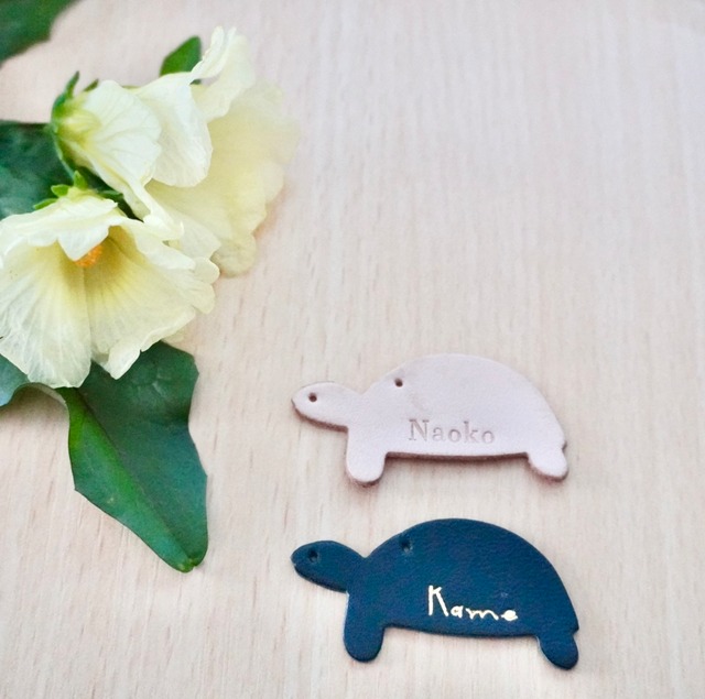 【受注生産：名入れができます】リクガメの革キーホルダー