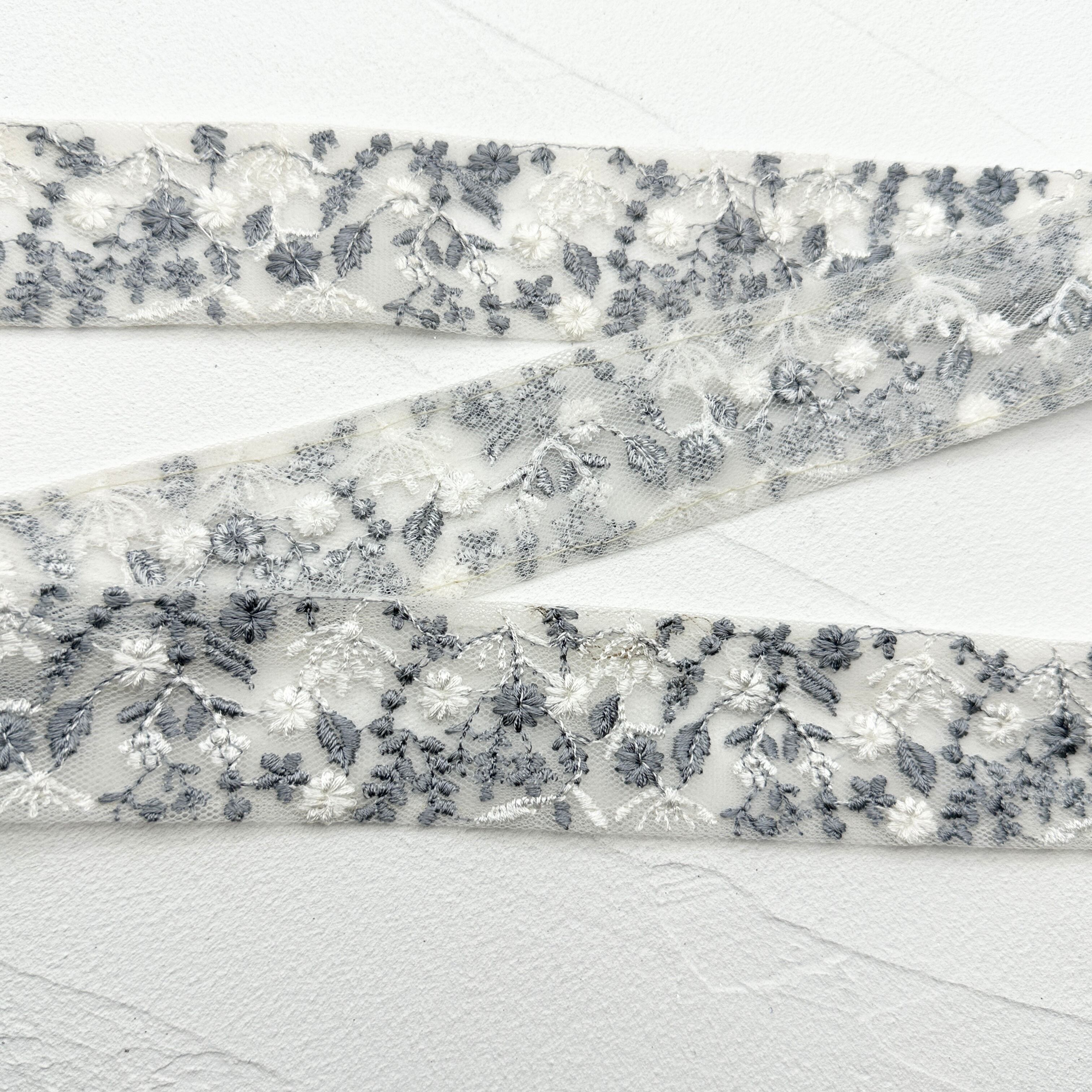 インド刺繍リボン 小花 [グレーホワイト] 1178 | インド刺繍