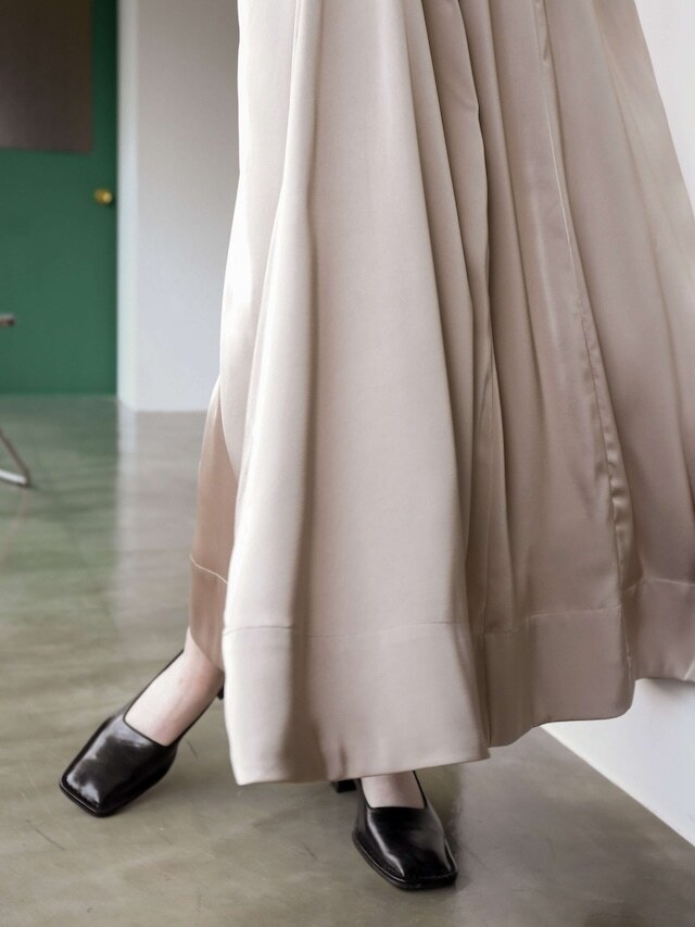 volume satin skirt