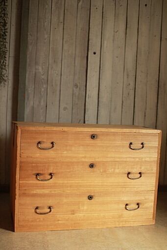 古く味のある木製の机 引き出し3杯 古く味のある木製の 古く味のある