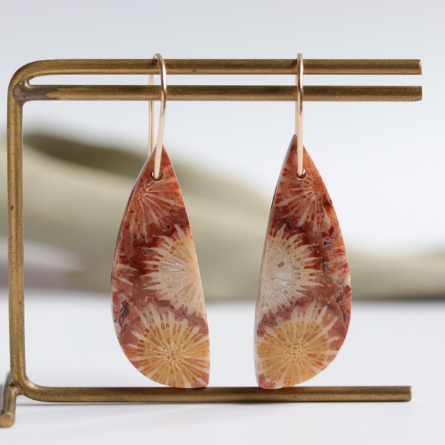 時間を纏う・花模様の天然石ピアス｜フォッシルコーラル 菊目石 ブラウン レンガ色 一点もの 14kgf 大人 金属アレルギー対応