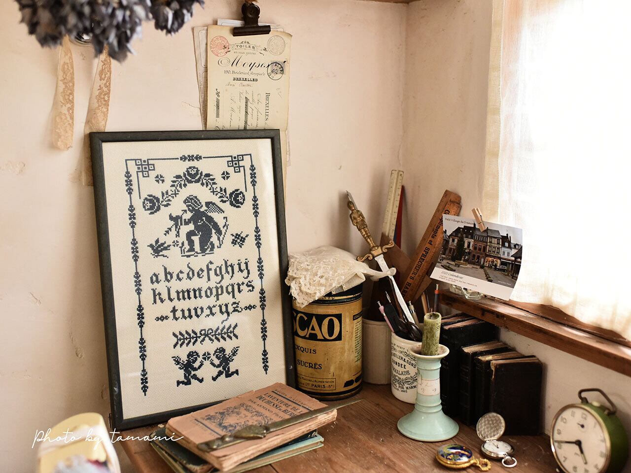 額に入ったかわいい刺繍のクロスステッチ フレンチアンティーク