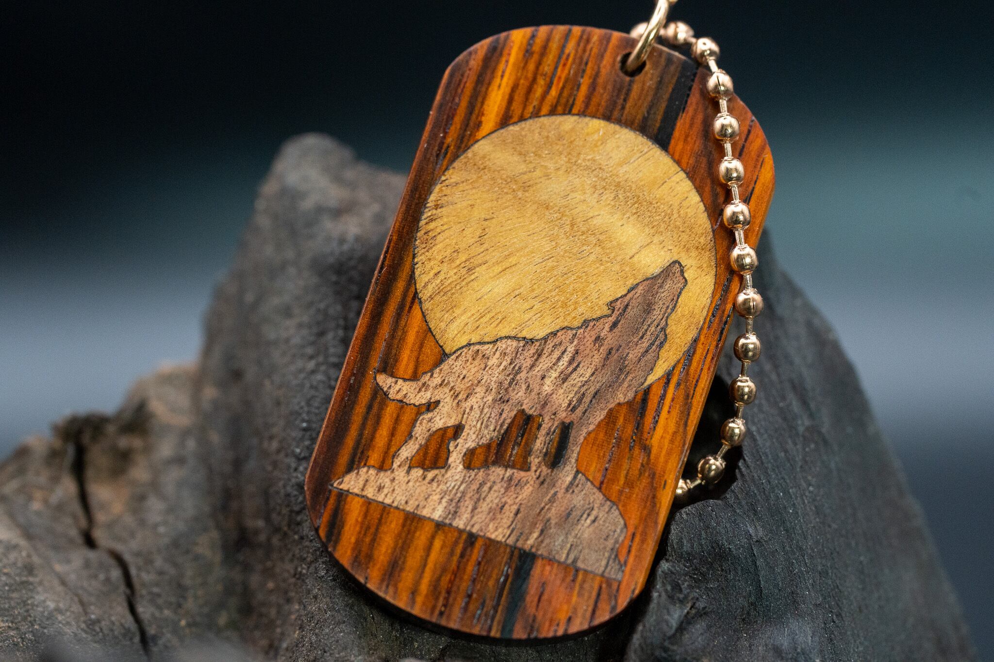 【 エスニックなローズウッド 】ココボロ ドッグタグ 象嵌 月と狼
