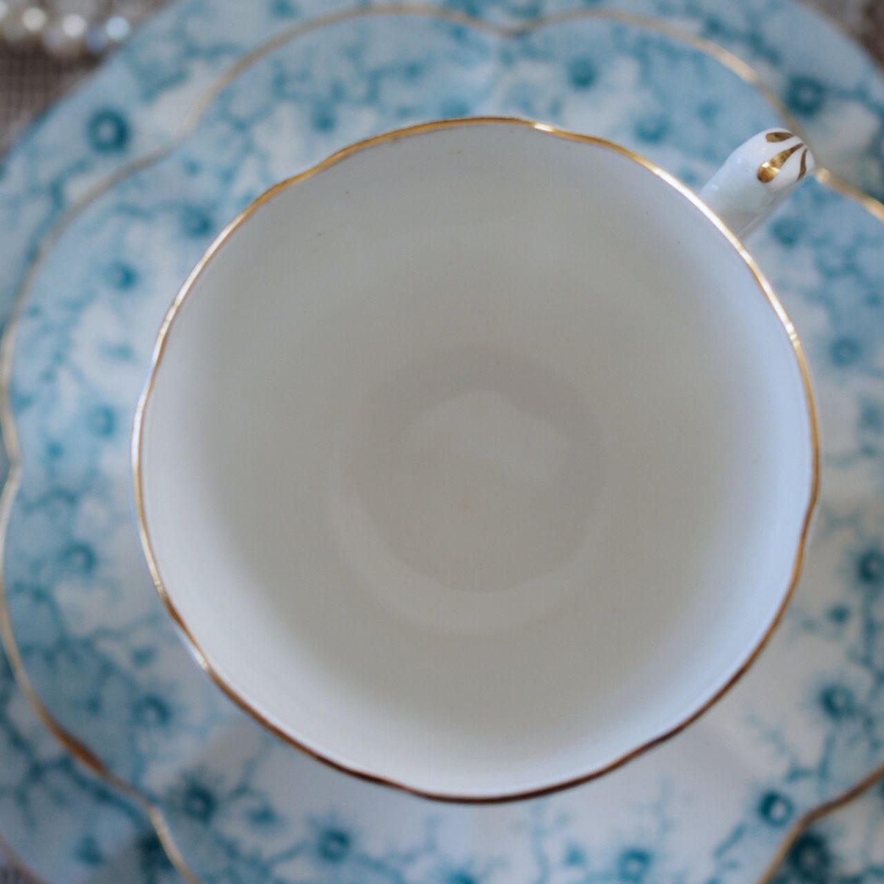 英国シェリー リリーシェイプ 淡いブルーのデイジー柄 トリオA カップ