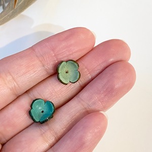 【アウトレット】３Dレザーフラワー クローバーS (ピンなしタイプ)8個入(ペールブルー)