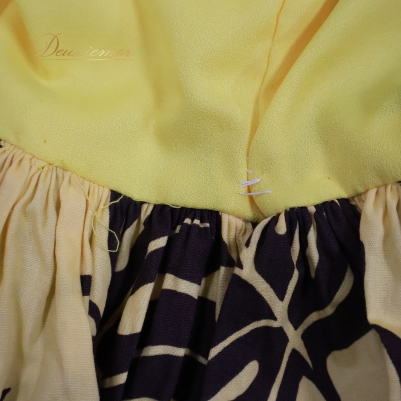 フラダンス 衣装 ワンピース ドレス イエロー系 ハイビスカス柄 ハワイアンプリント アロハ ハワイアン 華やか 鮮やか かわいい 上品 ふんわり おしゃれ 大人っぽい ブラック系 黄 黒 フラ ダンス ビーチリゾート パーティー レディース かわいいデザイン