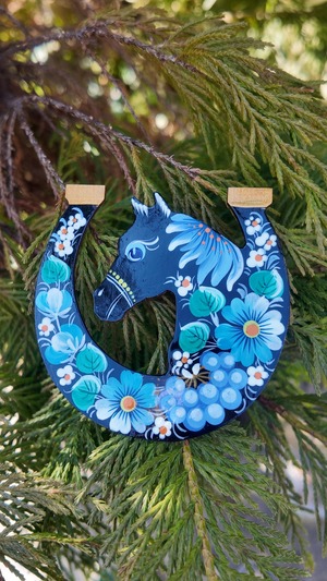 ウクライナ伝統絵画 ペトリキウカ塗り 木製ブローチ（ホメンコ作）馬